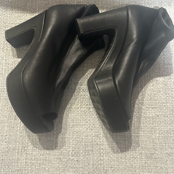 Cordani Tyra Peep Toe NWOB
Platform Bootie
EU 39 US 8.5 - Picture 2 of 4